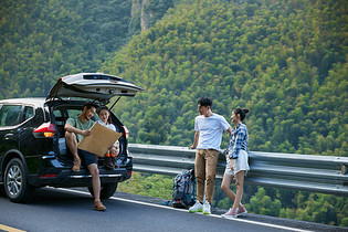 青年男女结伴自驾旅行图片