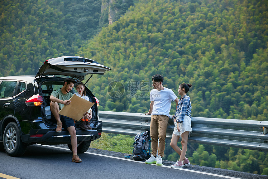 青年男女结伴自驾旅行图片