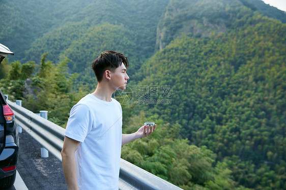 男青年户外旅行使用指南针图片