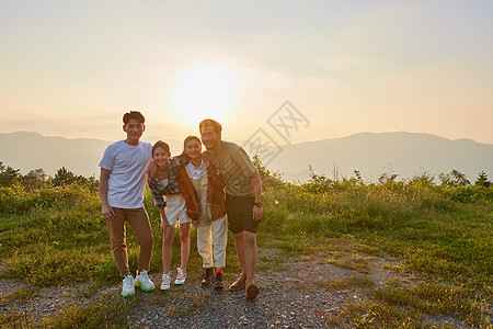 青年朋友结伴旅行看夕阳图片