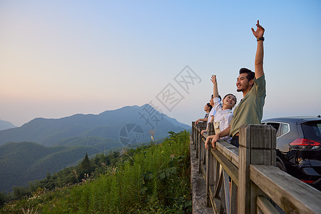 青年朋友结伴旅行图片