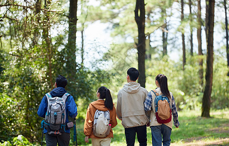 年轻人结伴徒步旅行背影图片素材