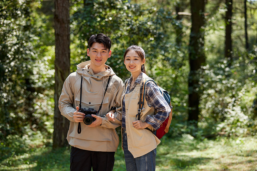 年轻情侣徒步旅行形象图片