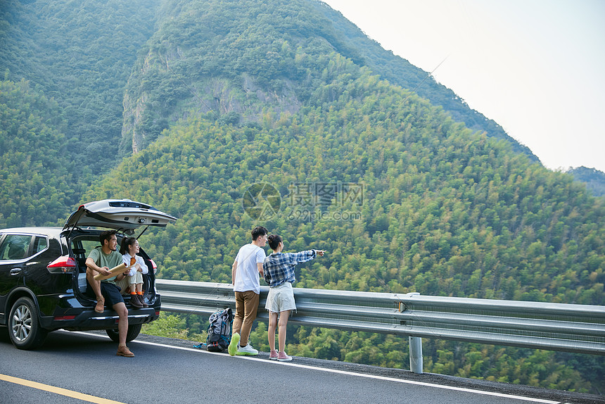 年轻人假日自驾旅行图片