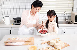 厨房里奶奶教孙女拌肉馅图片