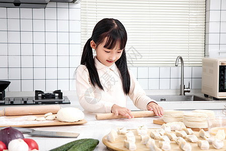 孩子学包水饺擀面皮图片