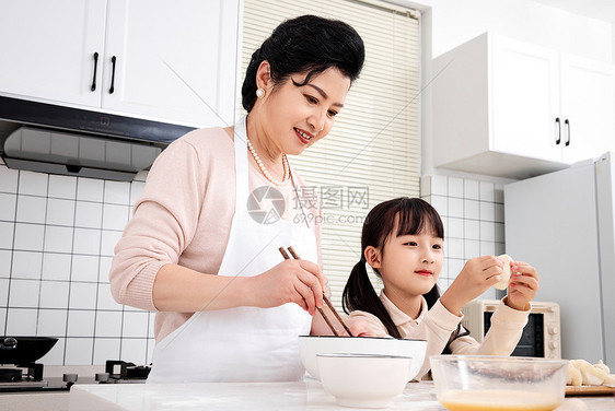 奶奶与孙女厨房里一起包饺子图片