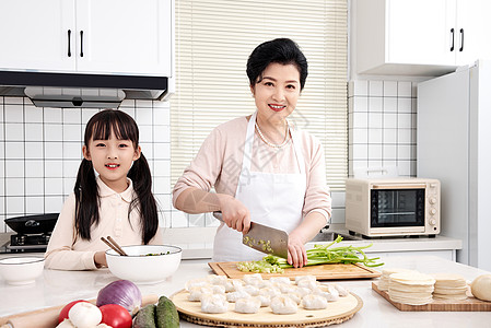 孙女陪伴奶奶厨房做菜图片