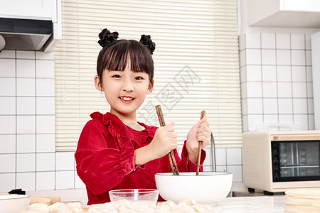 女孩在家学习包水饺图片