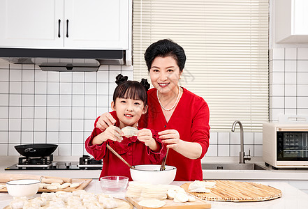 厨房里奶奶教孙女包饺子图片