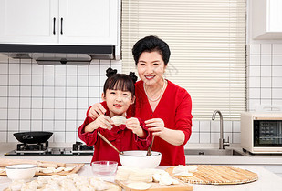 厨房里奶奶教孙女包饺子图片