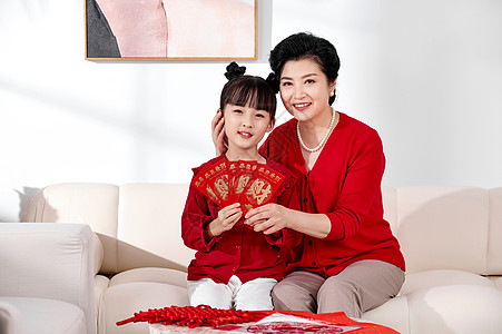 妇女节红包奶奶孙女展示春节红包形象背景