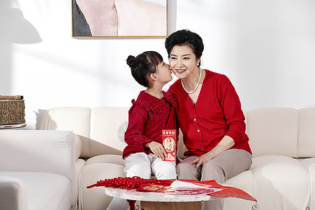 春节孙女亲吻奶奶的脸图片