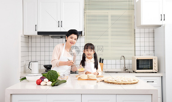 奶奶和孙女一起在厨房包饺子图片