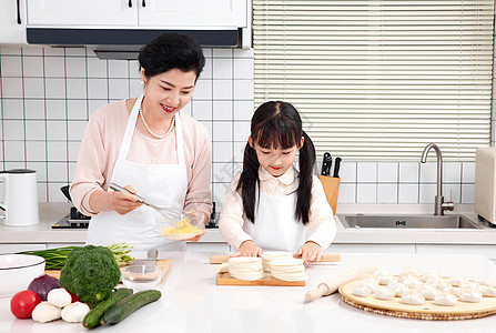 奶奶和孙女一起在厨房包饺子图片