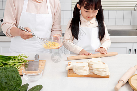 奶奶和孙女一起在厨房包饺子图片