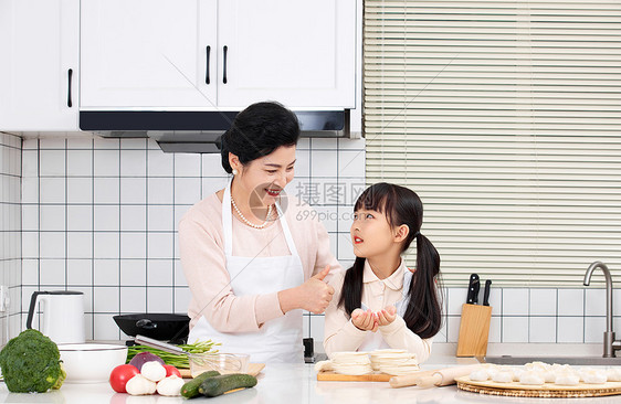 奶奶称赞孙女包饺子图片