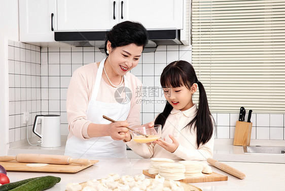 奶奶教孙女调制馅料图片