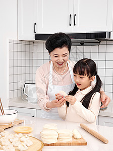 奶奶与孙女厨房里一起包饺子图片