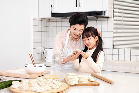 奶奶与孙女厨房里一起包饺子图片