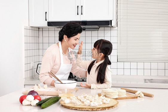 奶奶与孙女厨房里一起包饺子图片