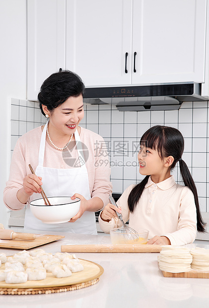 奶奶厨房指导孙女包饺子图片