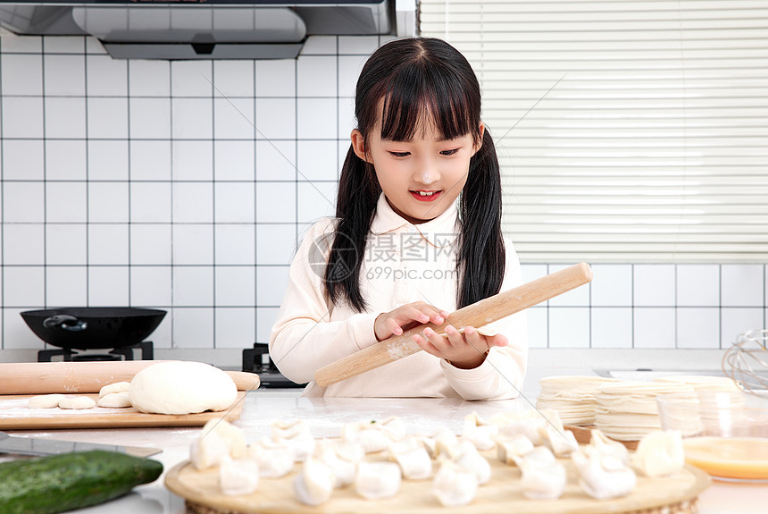 女孩学习包饺子图片