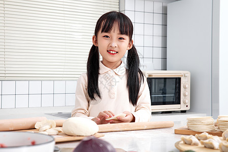 女孩学习包饺子图片