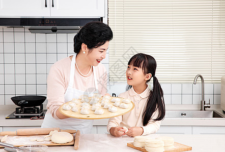 桌面居家奶奶孙女一起包饺子背景