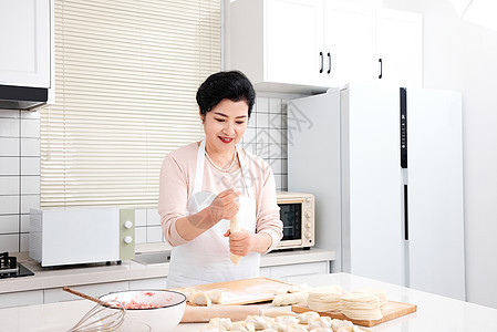 老人在厨房里包饺子图片