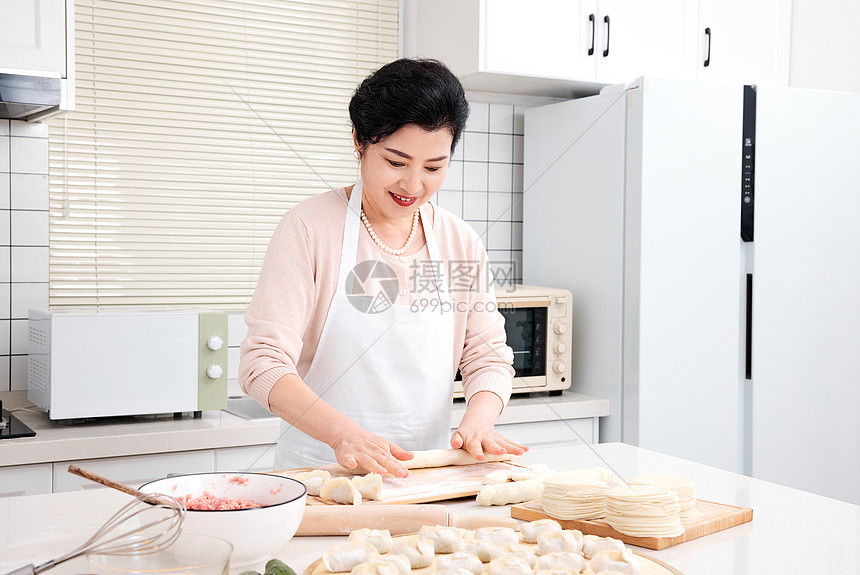 老人在厨房里包饺子图片