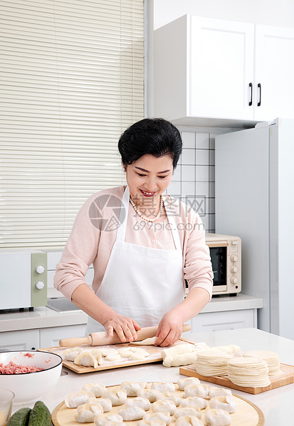 老人在厨房里包饺子图片