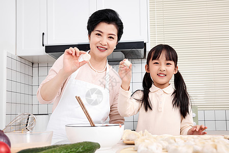 奶奶孙女厨房展示饺子图片