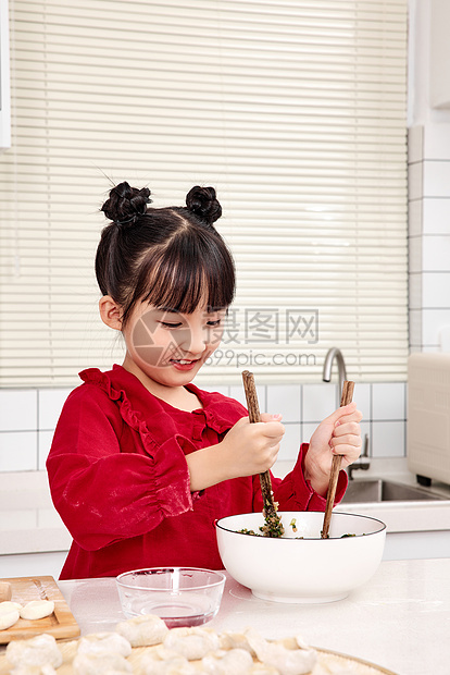 女孩在家学习拌馅料图片