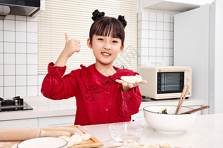 女孩厨房展示水饺图片