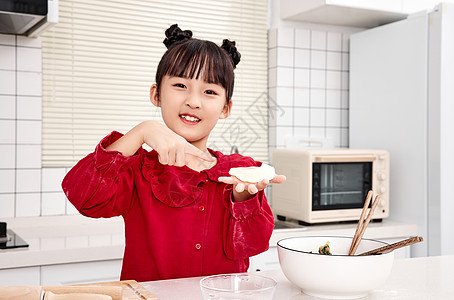 女孩厨房展示水饺图片