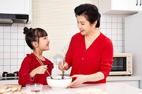 奶奶教孙女拌饺子馅料图片