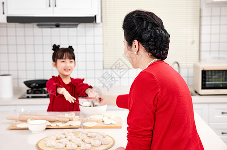 奶奶给孙女准备新年红包图片