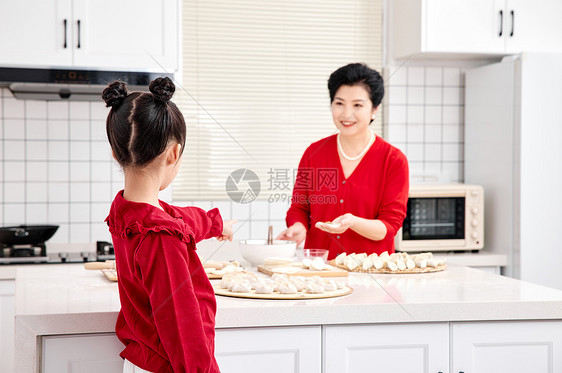 奶奶与孙女厨房里一起包饺子图片