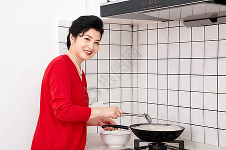 奶奶在厨房里煮水饺图片