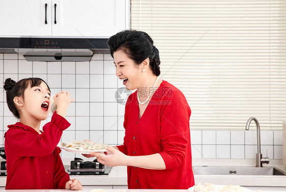 孙女吃刚煮好的饺子图片