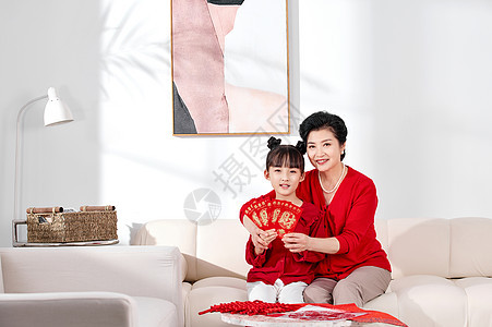 奶奶孙女展示春节红包图片