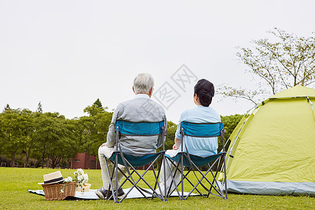 金婚恩爱夫妻户外野餐享受生活背影背景图片
