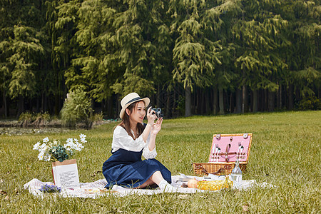 青年美女大学生户外郊游野餐拍照图片