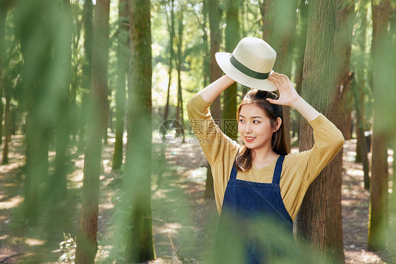 美女大学生森林公园游玩度假图片