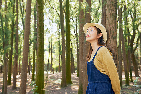 美女大学生森林公园游玩度假图片