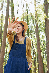 美女大学生森林公园游玩度假图片