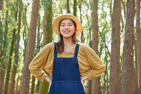 美女大学生森林公园游玩度假图片