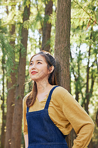 美女大学生森林公园游玩度假图片