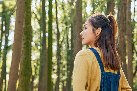 美女大学生森林公园游玩度假图片